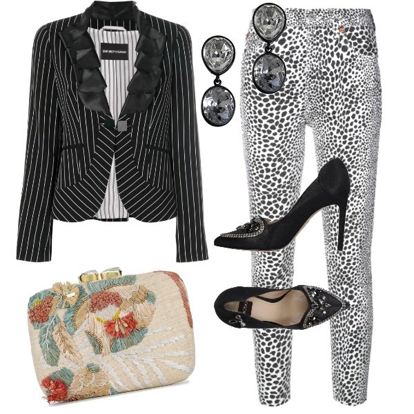 Outfit donna - Tra dandy e rock. Stile Trendy per Serata fuori. Abbinamento con décolleté con strass effetto laminato a punta tinta unita, jeans skinny vita alta bianco, blazer nero, clutch in paglia taglia unica carne, orecchini in placcato argento bianco.