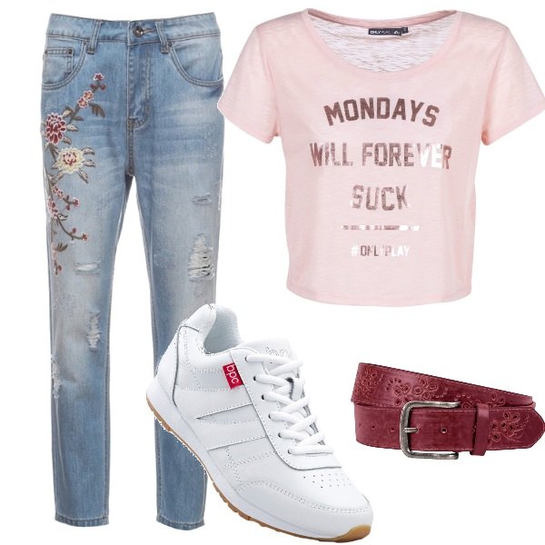 Outfit donna - Jeans tutta la vita. Stile Basic per Tutti i giorni. Abbinamento con sneakers, cintura con fibbia in pelle sintetica rosso, t-shirt a maniche corte rosa, jeans fantasia floreale in denim.