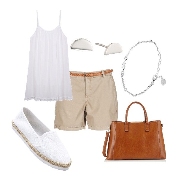 Outfit donna - Le spadrillas. Stile Basic per Tutti i giorni. Abbinamento con shorts beige, clutch marrone, top con orlo in cotone con pizzo bianco, espadrillas, braccialetti, orecchini in argento 925.