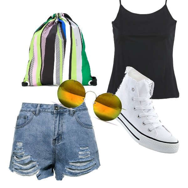 Outfit donna - Pronta x il concerto. Stile Rock per Serata fuori. Abbinamento con sneakers alte, top nero, zaino con stampa taglia unica multicolore, occhiali da sole, shorts con orlo in denim.