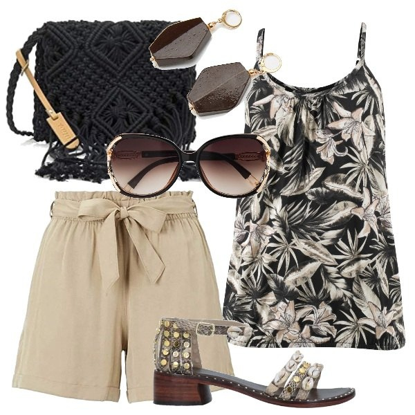 Outfit donna - Plus size tropical con gli shorts. Stile Trendy per Tutti i giorni. Abbinamento con top, occhiali da sole, sandali col tacco, orecchini, pantaloni corti, borse a tracolla.