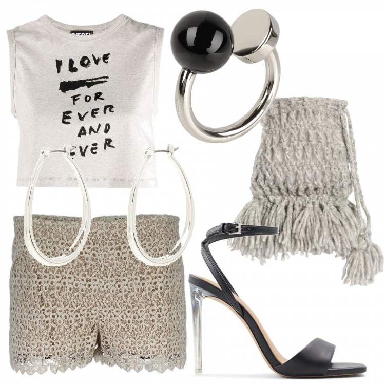 Outfit donna - Shorts in pizzo. Stile Casual per Tutti i giorni. Abbinamento con anelli, orecchini, canottiere, sandali in pelle, pochette, pantaloni.