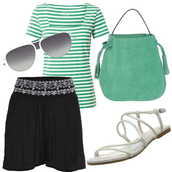 Outfit donna - La t-shirt a righe. Stile Basic per Tutti i giorni. Abbinamento con shorts, borse a mano, sandali alla schiava, t-shirt, occhiali da sole.