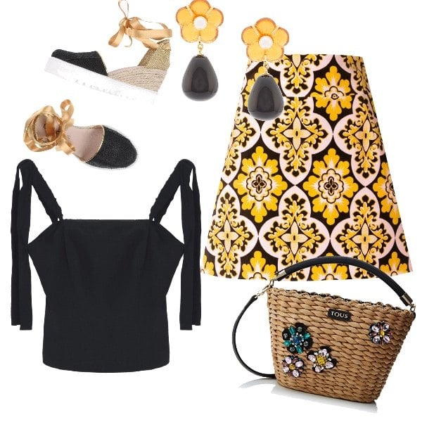 Outfit donna - Concerto a Ravello. Stile Chic per Serata fuori. Abbinamento con espadrillas con zeppe e stampa effetto laminato con punta tonda, top a punta in viscosa, minigonne, orecchini taglia unica nero, borsa tote bianco.