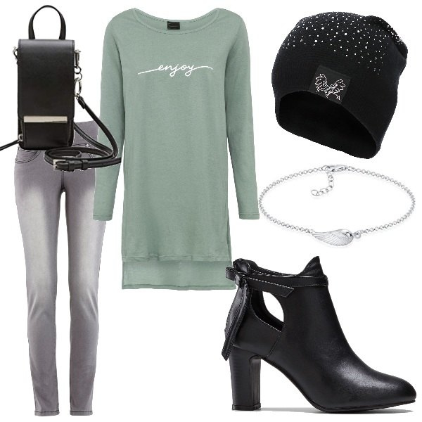Outfit donna - Maglia lunga con spacchi laterali. Stile Casual chic per Tutti i giorni. Abbinamento con jeans slim fit, maglieria, stivaletti, berretti, braccialetti, borse a tracolla.