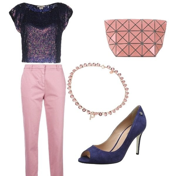 Outfit donna - Serata in disco semplice. Stile Trendy per Serata fuori. Abbinamento con top con paillettes collo tondo senza maniche in tulle tinta unita, collana con strass in oro rosa con gancetto, clutch rosa e viola, pantalone crop rosa e viola, sandali open toe blu.