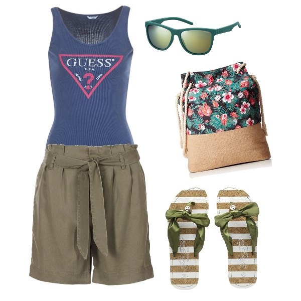Outfit donna - Turista a Roma. Stile Basic per Tutti i giorni. Abbinamento con shorts verde, top blu, occhiali da sole, sabot verde e kaki, borsa a spalla multicolore.