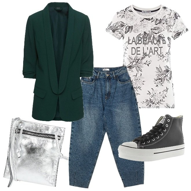 Outfit donna - La borsa argento. Stile Sporty chic per Tutti i giorni. Abbinamento con blazer, borse a tracolla, jeans, scarpe stringate, t-shirt.