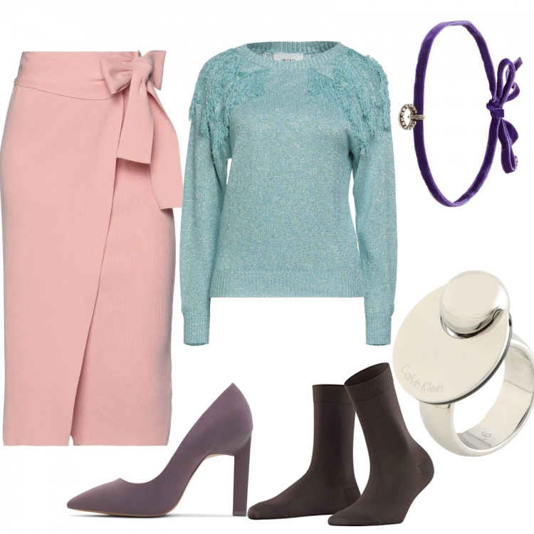 Outfit donna - Tacco e calzini. Stile Chic per Tutti i giorni. Abbinamento con pullovers, anelli, gonne longuette, ciondoli, décolleté, calzini.