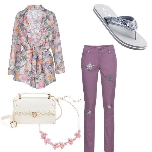 Outfit donna - Rosa pastello e non solo. Stile Basic per Tutti i giorni. Abbinamento con infradito, pantalone skinny, borsa a tracolla con perle bianco, collana fantasia floreale rosa, soprabito.