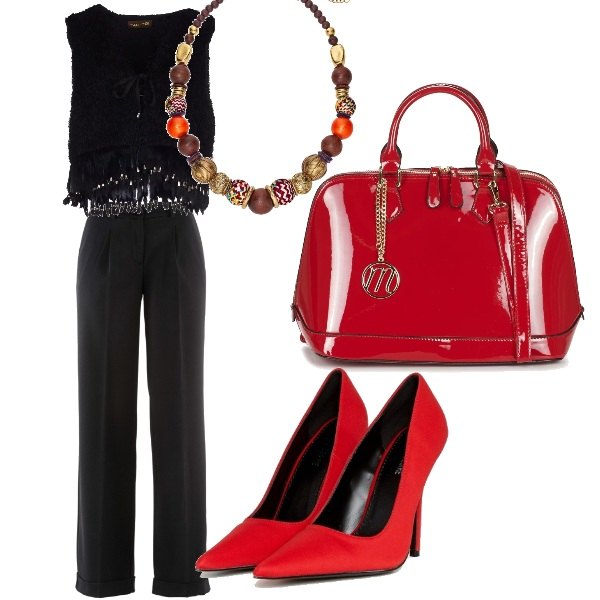 Outfit donna - Chic #9849. Stile Chic per Serata fuori. Abbinamento con pantaloni, collana con perle oro, top, borsetta rosso, scarpe con tacco con tacco spillo a punta.