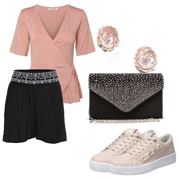 Outfit donna - Nero e rosa con eleganza. Stile Trendy per Serata fuori. Abbinamento con shorts, scarpe da ginnastica rosa, blusa wrap a maniche corte rosa, clutch con strass in raso nero, orecchini a bottone fantasia floreale in denim.