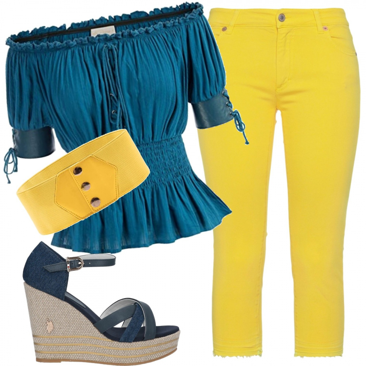 Outfit donna - Passeggiata #StopWar everywere. Stile Casual per Tutti i giorni. Abbinamento con sandali col tacco, pantaloni capri, top, cinture.