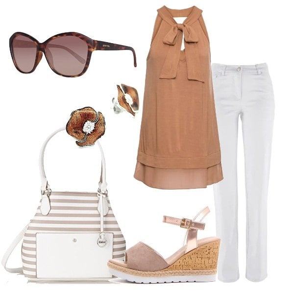 Outfit donna - Pantaloni bianchi e top cognac. Stile Basic per Tutti i giorni. Abbinamento con pantaloni, top chiffon con scollo in maglina marrone, sandali, sabot, mules e ciabattine trendy, borsa tote grigio, orologio in argento 925, occhiali da sole marrone.