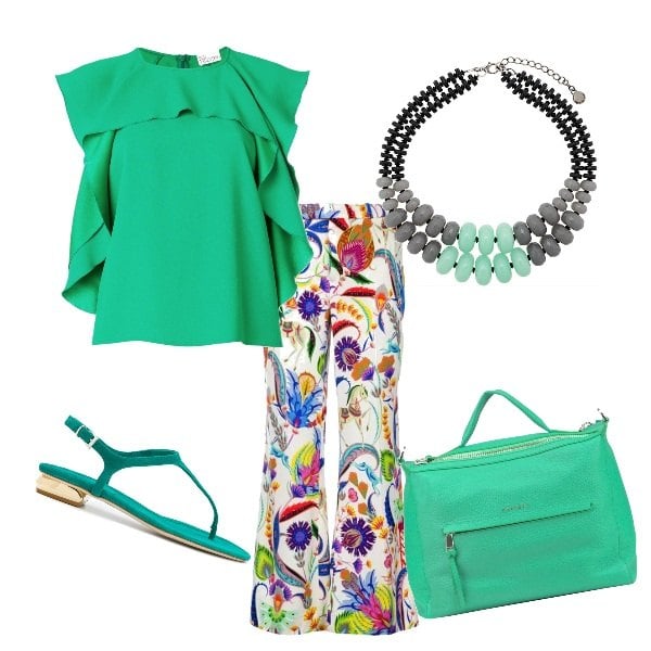 Outfit donna - Serata al cinema. Stile Trendy per Serata fuori. Abbinamento con collana grigio, blusa rosso e verde, pantalone crop bianco, sandali, borsa a tracolla con manico in pelle martellata con zip made italy con scomparti.