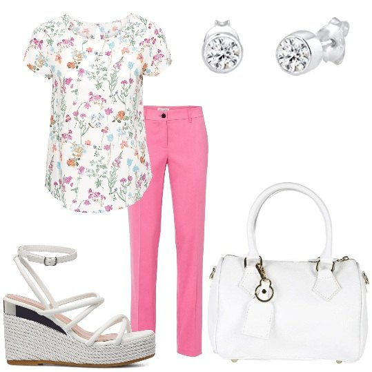 Outfit donna - Pantalone rosa maglia bianca fiorata. Stile Casual chic per Tutti i giorni. Abbinamento con bluse, pantaloni, borse a mano, sandali in pelle, orecchini.
