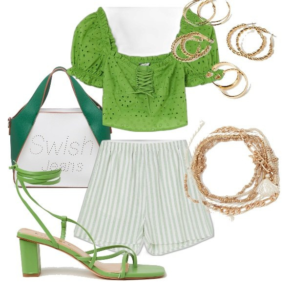 Outfit donna - Turista in città. Stile Casual per Tutti i giorni. Abbinamento con braccialetti, orecchini, sandali alla schiava, camicie, shorts, borse a mano.