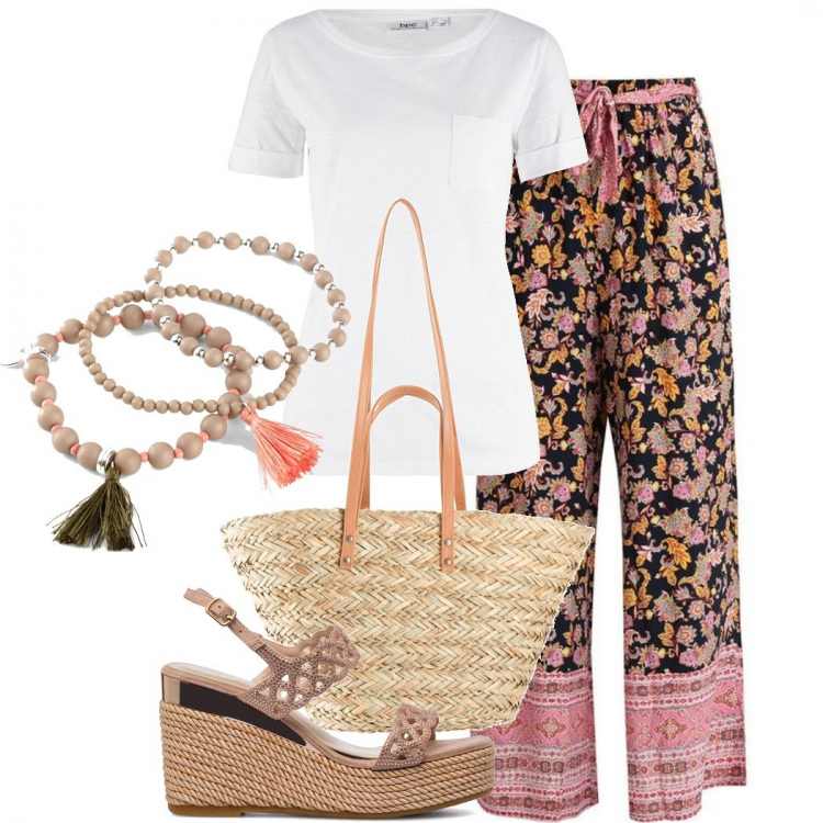 Outfit donna - La t-shirt bianca boho. Stile Boho per Tutti i giorni. Abbinamento con t-shirt, braccialetti, shopping bag, pantaloni a palazzo, sandali gioiello.