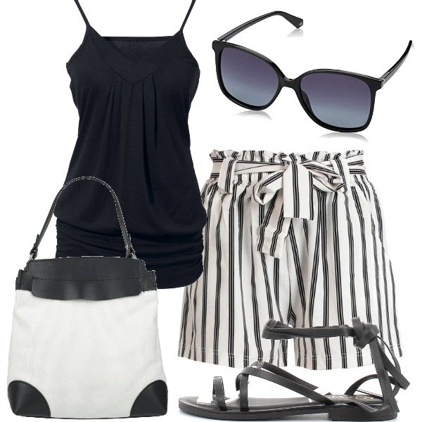Outfit donna - Estate basic. Stile Basic per Tutti i giorni. Abbinamento con top, borse a mano, shorts, sandali alla schiava, occhiali da sole.