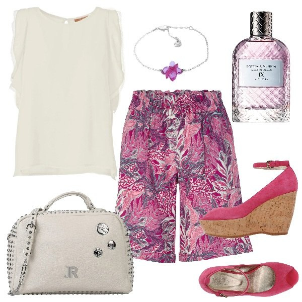 Outfit donna - L\'aperitivo in shorts di lino. Stile Trendy per Serata fuori. Abbinamento con bermuda, décolleté, borse a mano, bluse, profumi, braccialetti.
