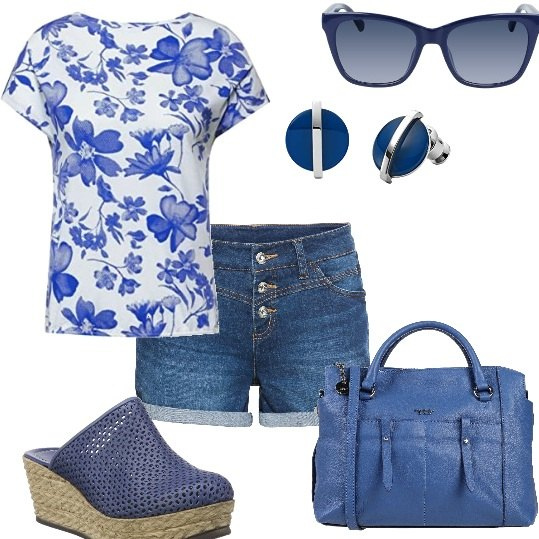Outfit donna - Short jeans e maglia fiori azzurri. Stile Casual chic per Tutti i giorni. Abbinamento con shorts, borse a tracolla, zoccoli, t-shirt, occhiali da sole, orecchini.