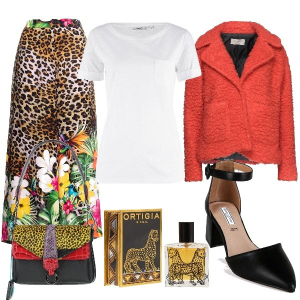 Outfit donna - Un rientro selvaggio. Stile Trendy per Tutti i giorni. Abbinamento con t-shirt, cappotti, borse a mano, décolleté, pantaloni capri, profumi.