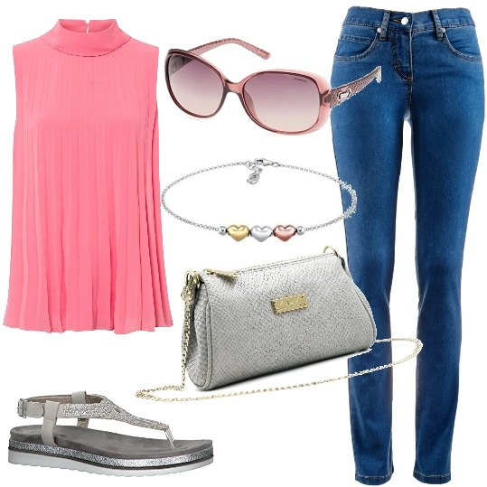 Outfit donna - Casual chic. Stile Casual chic per Tutti i giorni. Abbinamento con jeans dritti, top, pochette, occhiali da sole, sandali col tacco, braccialetti.