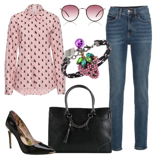Outfit donna - Rosa e nero per l\'ufficio. Stile Trendy per Ufficio. Abbinamento con jeans skinny, camicia con stampa a maniche lunghe in denim rosa, bracciale con strass, borsa a mano con catena, occhiali da sole, scarpe col tacco nero.