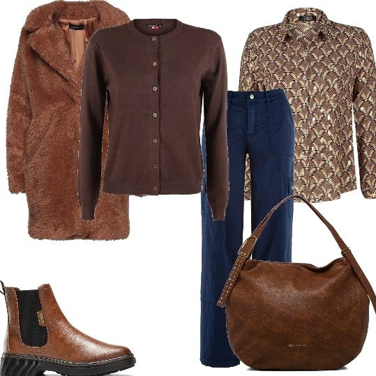 Outfit donna - Pantalone cargo blu camicetta fantasia. Stile Trendy per Tutti i giorni. Abbinamento con pantaloni cargo, stivaletti, cappotti, cardigans, camicie, borse a spalla.