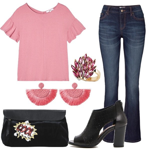 Outfit donna - Accessori trendy. Stile Trendy per Tutti i giorni. Abbinamento con jeans bootcut, borsa a mano con paillettes e zip interno foderato in velluto tinta unita, t-shirt maxi con scollo a maniche corte con volant elasticizzato rosa, stivaletti nero, anello in denim oro, orecchini rosa.