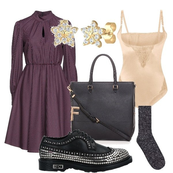 Outfit donna - Abito a ruota mocassino e calzino. Stile Preppy per Scuola/Università. Abbinamento con body, vestiti midi/longuette, scarpe stringate, borse tote, calzini, orecchini.