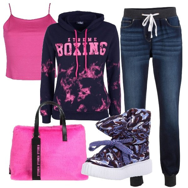Outfit donna - Street style. Stile Urban per Tutti i giorni. Abbinamento con jeans boyfriend, borse a mano, felpe con cappuccio, top, stivali.