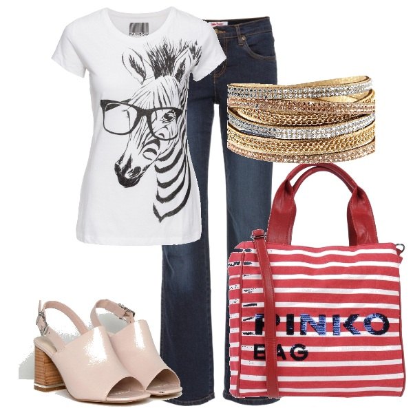 Outfit donna - Basic #13590. Stile Basic per Tutti i giorni. Abbinamento con jeans dritti, t-shirt animalier in denim, bracciale con strass beige, borsa a mano a righe con paillettes taglia media doppio manico interno foderato in pelle sintetica con tracolla removibile, sandali collo aperto con cinturino pianta larga.