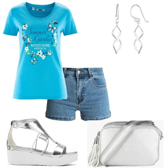 Outfit donna - Pantaloncini jeans e maglietta. Stile Casual per Tutti i giorni. Abbinamento con t-shirt, sandali col tacco, shorts, borse a mano, orecchini.