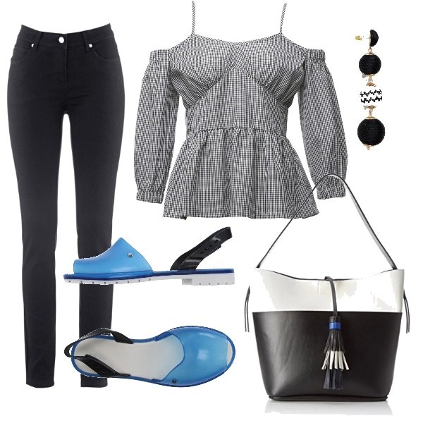 Outfit donna - CMPS day. Stile Basic per Tutti i giorni. look ideale per Petite. Abbinamento con jeans dritti, sandali con tacco squadrato e punta tonda tinta unita, blusa, orecchini pendenti farfalla oro e bianco e nero, shopping bag.