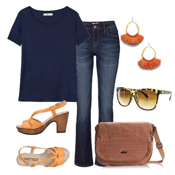 Outfit donna - TSK Periodo blu. Stile Basic per Tutti i giorni. Abbinamento con jeans bootcut, sandali con tacco squadrato e cinturino interno in pelle con punta tonda tinta unita, occhiali da sole, t-shirt spacchetti laterali con scollo a maniche corte blu e navy, borsa a tracolla, orecchini con perline.