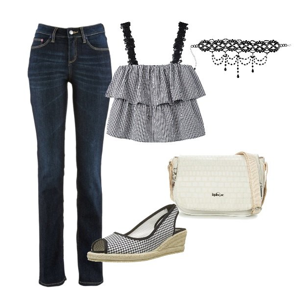 Outfit donna - Bianco nero e pizzo per un look trendy. Stile Trendy per Tutti i giorni. Abbinamento con jeans dritti, décolleté pendenti con perle, borsa bianco, top con pizzo a quadri con spalline e balze nero, sandali open toe nero.