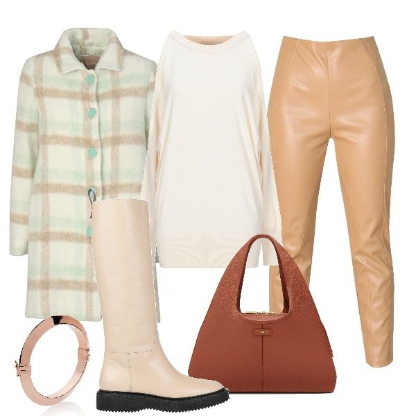 Outfit donna - Minimal in chiaro. Stile Minimal per Tutti i giorni. Abbinamento con stivali, pullovers, braccialetti, clutch, treggings, cappotti.