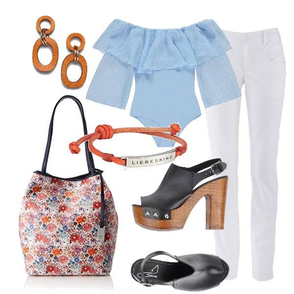 Outfit donna - Trendy #19962. Stile Trendy per Tutti i giorni. Abbinamento con pantaloni, sandali, sabot, mules e ciabattine trendy, body con volant e scollo a maniche corte con bottoni azzurro, borsa tote in denim bianco, bracciale argento e arancione, orecchini.