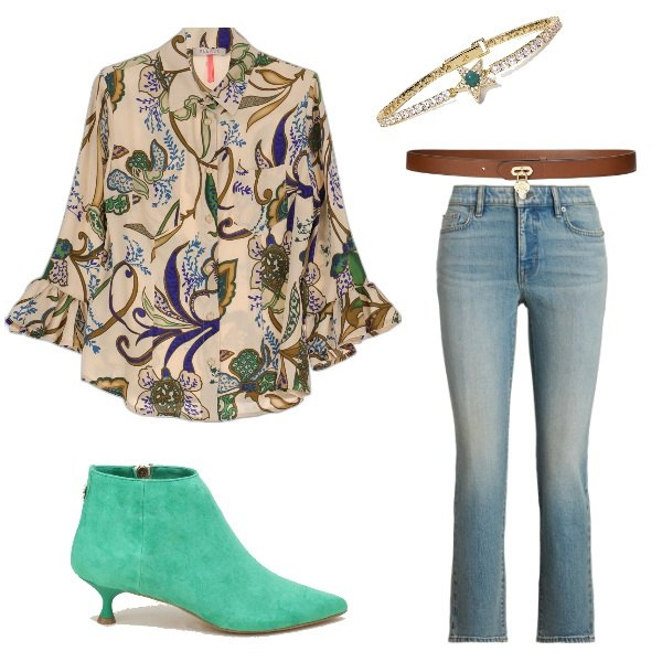 Outfit donna - Camicia floreale. Stile Basic per Tutti i giorni. Abbinamento con braccialetti, camicie, stivaletti, jeans dritti, cinture.