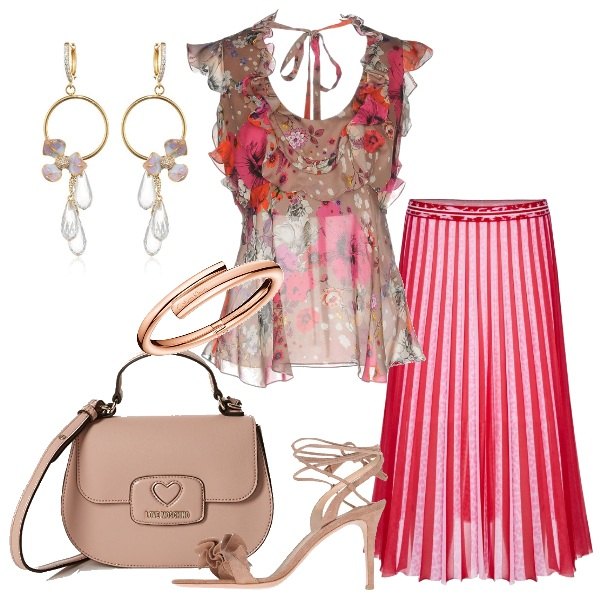 Outfit donna - Gonna plissé blusa floreale. Stile Bon Ton per Serata fuori. Abbinamento con top fantasia floreale con ruches collo tondo a maniche corte con zip in raso, sandali effetto scamosciato con tacco spillo e punta tonda tinta unita, gonna sport multicolore, orecchini, bangle in oro rosa, borsa a spalla rosa.