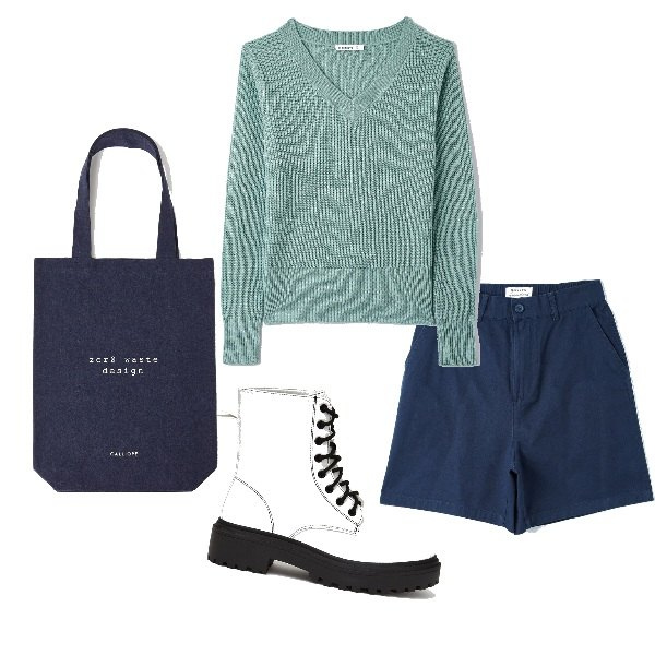 Outfit donna - Voglia di mare. Stile Casual per Scuola/Università. Abbinamento con anfibi, shopping bag, maglieria, bermuda.