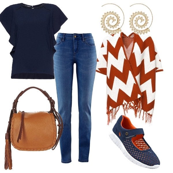 Outfit donna - Avvisaglie d\'autunno. Stile Etnico per Tutti i giorni. Abbinamento con jeans skinny, ballerine con cinturino blu, borsa a tracolla marrone, blusa contrasto con scollo navy, poncio collo aperto, orecchini oro.