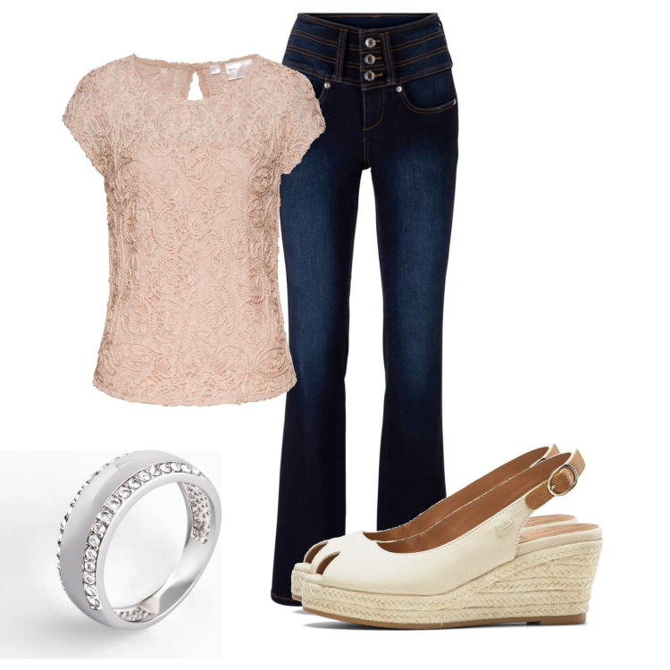 Outfit donna - Una mamma Bon Ton. Stile Casual chic per Tutti i giorni. Abbinamento con jeans bootcut, maglieria, sandali, anelli.