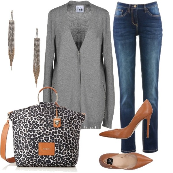 Outfit donna - Borsa e tacco danno grinta al look. Stile Urban per Ufficio. Abbinamento con jeans dritti, maglioncino con strass, décolleté a punta tinta unita, orecchini con nappine, borsa a secchiello cargo.