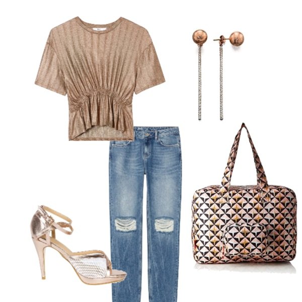 Outfit donna - Urban #6565. Stile Urban per Tutti i giorni. Abbinamento con t-shirt a coste con scollo oro, jeans effetto strappato in denim rigido blu, borsa a mano rosa, sandali con tacco alto in pelle sintetica, orecchini a perno in oro rosa tinta unita argento.