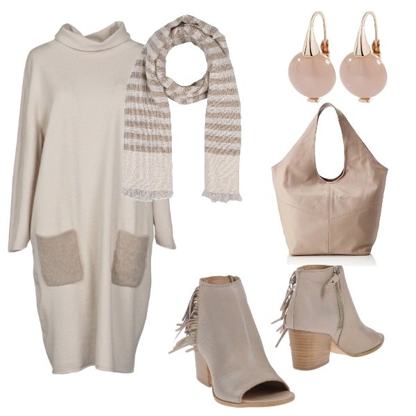 Outfit donna - Beige for all day. Stile Urban per Tutti i giorni. Abbinamento con vestito corto lavorato a maglia collo alto a maniche lunghe interno sfoderato tinta unita, stivaletti con frange e cubano con zip open toe tinta unita, stola a righe con frange in flanella, borsa a spalla beige, orecchini rosa.