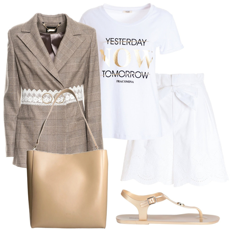 Outfit donna - Fresca e chic. Stile Chic per Tutti i giorni. Abbinamento con infradito, borse a spalla, pantaloni corti, blazer, t-shirt.