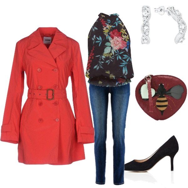 Outfit donna - Il trench rosso. per Serata fuori. Abbinamento con treggings, soprabito in tessuto tecnico, clutch taglia unica rosso, camicia multicolore e nero, décolleté contrasto effetto scamosciato nero, orecchini argento.