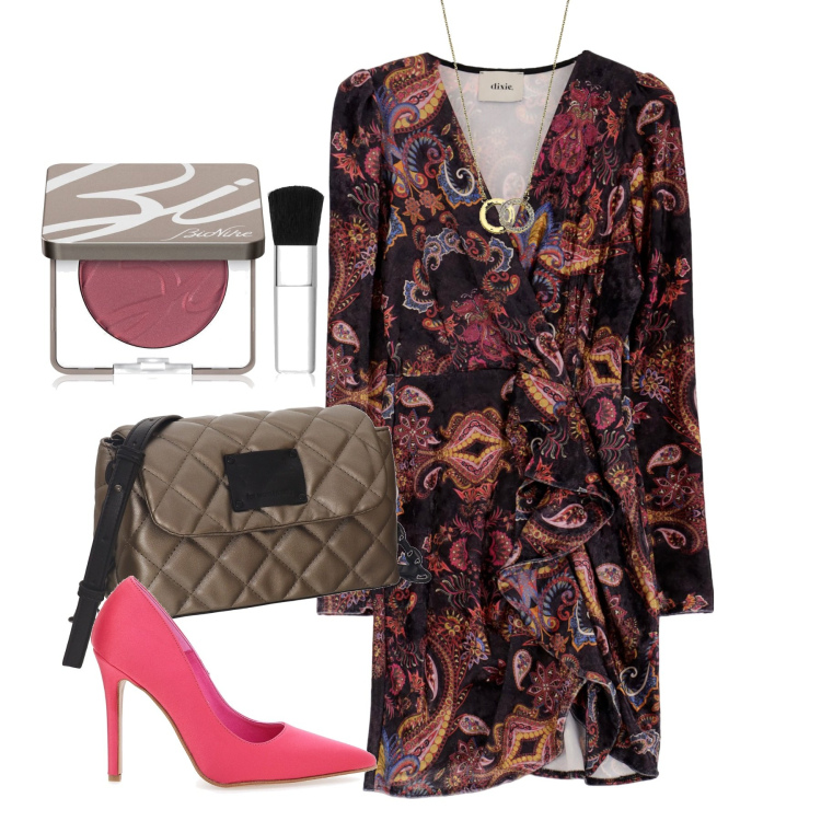 Outfit donna - Miss. Stile Chic per Serata fuori. Abbinamento con blush, vestiti corti, collane, décolleté, borse a tracolla.